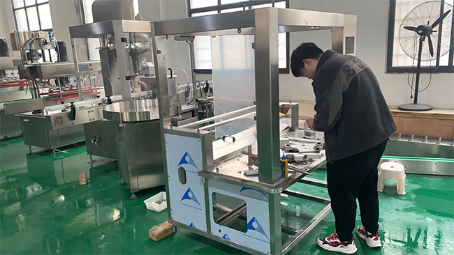 星火定量液體灌裝機源頭廠(chǎng)家車(chē)間設備展示